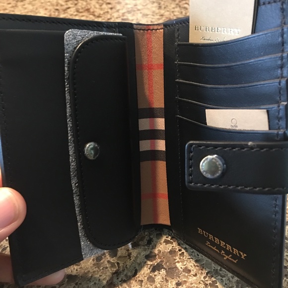 “SOLD “. NWT Burberry 2018 Vintage Check Wallet - Picture 3 of 8